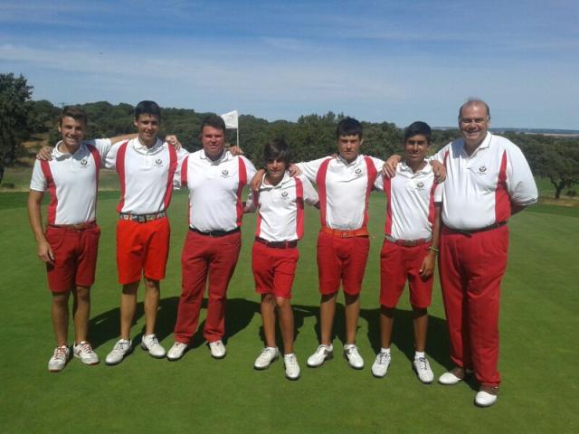 El equipo cántabro con su capitán y entrenador.